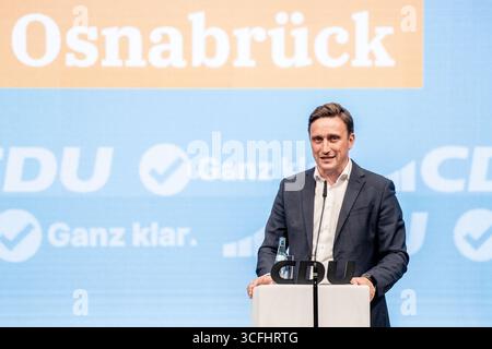 23. August 2025, Niedersachsen, Osnabrück: Sebastian Lechner, Vorsitzender der CDU Niedersachsen, spricht auf der Landesparteikonferenz der CDU Niedersachsen. Die Landesparteikonferenz findet am 22. Und 23. August 2025 in der OsnabrückHalle statt. Foto: Hauke-Christian Dittrich/dpa Stockfoto
