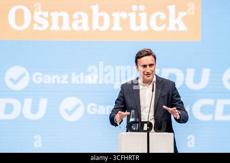 23. August 2025, Niedersachsen, Osnabrück: Sebastian Lechner, Vorsitzender der CDU Niedersachsen, spricht auf der Landesparteikonferenz der CDU Niedersachsen. Die Landesparteikonferenz findet am 22. Und 23. August 2025 in der OsnabrückHalle statt. Foto: Hauke-Christian Dittrich/dpa Stockfoto