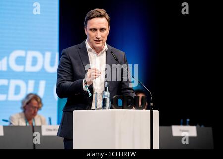 23. August 2025, Niedersachsen, Osnabrück: Sebastian Lechner, Vorsitzender der CDU Niedersachsen, spricht auf der Landesparteikonferenz der CDU Niedersachsen. Die Landesparteikonferenz findet am 22. Und 23. August 2025 in der OsnabrückHalle statt. Foto: Hauke-Christian Dittrich/dpa Stockfoto