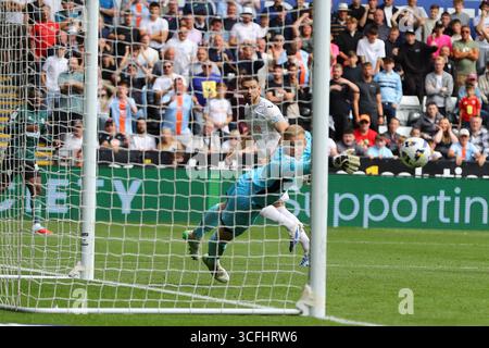 Swansea, Großbritannien. August 2025. Zan Viipotnik aus Swansea City erzielt seinen Teams das 1. Tor . EFL Skybet Meisterschaftsspiel Swansea City gegen Watford im Stadion Swansea.com in Swansea, Wales am Samstag, 23. August 2025. Dieses Bild darf nur für redaktionelle Zwecke verwendet werden. Nur redaktionelle Verwendung, Bild von Andrew Orchard/Alamy Live News Stockfoto
