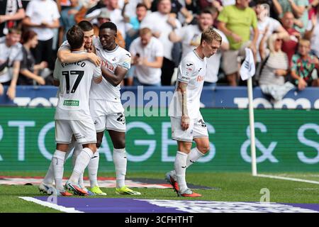 Swansea, Großbritannien. August 2025. Zan Viipotnik aus Swansea City (2 l) feiert mit seinen Teamkollegen, nachdem er seinen Teams das 1. Tor erzielt hat. EFL Skybet Meisterschaftsspiel Swansea City gegen Watford im Stadion Swansea.com in Swansea, Wales am Samstag, 23. August 2025. Dieses Bild darf nur für redaktionelle Zwecke verwendet werden. Nur redaktionelle Verwendung, Bild von Andrew Orchard/Alamy Live News Stockfoto