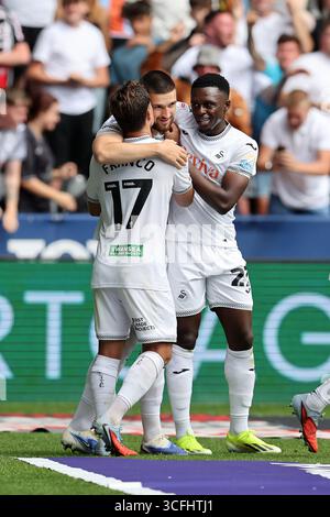 Swansea, Großbritannien. August 2025. Zan Viipotnik von Swansea City (c) feiert mit seinen Teamkollegen, nachdem er seinen Teams das 1. Tor erzielt hat. EFL Skybet Meisterschaftsspiel Swansea City gegen Watford im Stadion Swansea.com in Swansea, Wales am Samstag, 23. August 2025. Dieses Bild darf nur für redaktionelle Zwecke verwendet werden. Nur redaktionelle Verwendung, Bild von Andrew Orchard/Alamy Live News Stockfoto