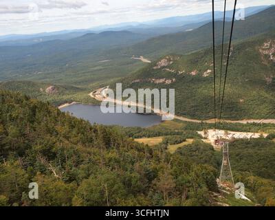 Cannon Mountain, New Hampshire Straßenbahn und Blick auf Echo Lake in der Ferne. Die Interstate 93 schlängelt sich durch die Berge nördlich von Franconia Notch. Stockfoto