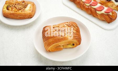 Verschiedene frisch gebackene Gebäckstücke, Blick von oben Stockfoto