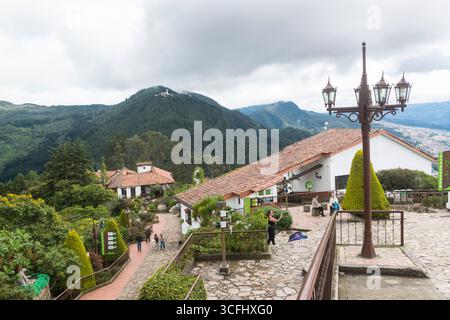 Infrastruktur auf dem Cerro Monserrate mit Blick auf den Guadalupe-Hügel im Hinterland. Bogota, Kolumbien Stockfoto