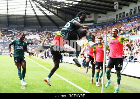 Swansea, Großbritannien. August 2025. Nestory Irankunda aus Watford feiert, nachdem er seinem Team das 1. Tor erzielt hat. EFL Skybet Meisterschaftsspiel Swansea City gegen Watford im Stadion Swansea.com in Swansea, Wales am Samstag, 23. August 2025. Dieses Bild darf nur für redaktionelle Zwecke verwendet werden. Nur redaktionelle Verwendung, Bild von Andrew Orchard/Alamy Live News Stockfoto