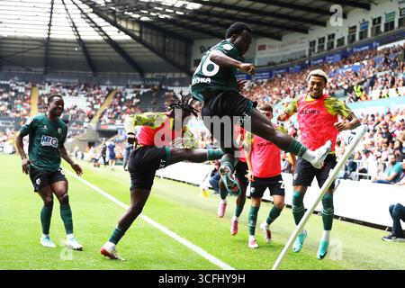 Swansea, Großbritannien. August 2025. Nestory Irankunda aus Watford feiert, nachdem er seinem Team das 1. Tor erzielt hat. EFL Skybet Meisterschaftsspiel Swansea City gegen Watford im Stadion Swansea.com in Swansea, Wales am Samstag, 23. August 2025. Dieses Bild darf nur für redaktionelle Zwecke verwendet werden. Nur redaktionelle Verwendung, Bild von Andrew Orchard/Alamy Live News Stockfoto