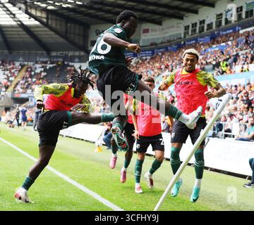 Swansea, Großbritannien. August 2025. Nestory Irankunda aus Watford feiert, nachdem er seinem Team das 1. Tor erzielt hat. EFL Skybet Meisterschaftsspiel Swansea City gegen Watford im Stadion Swansea.com in Swansea, Wales am Samstag, 23. August 2025. Dieses Bild darf nur für redaktionelle Zwecke verwendet werden. Nur redaktionelle Verwendung, Bild von Andrew Orchard/Alamy Live News Stockfoto