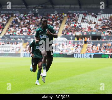 Swansea, Großbritannien. August 2025. Nestory Irankunda aus Watford feiert, nachdem er seinem Team das 1. Tor erzielt hat. EFL Skybet Meisterschaftsspiel Swansea City gegen Watford im Stadion Swansea.com in Swansea, Wales am Samstag, 23. August 2025. Dieses Bild darf nur für redaktionelle Zwecke verwendet werden. Nur redaktionelle Verwendung, Bild von Andrew Orchard/Alamy Live News Stockfoto