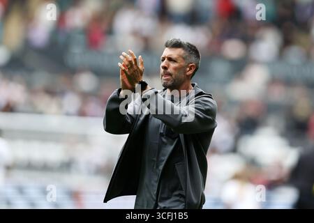 Swansea, Großbritannien. August 2025. Paulo Pezzolano, Cheftrainer/Manager des FC Watford, sieht zu. EFL Skybet Meisterschaftsspiel Swansea City gegen Watford im Stadion Swansea.com in Swansea, Wales am Samstag, 23. August 2025. Dieses Bild darf nur für redaktionelle Zwecke verwendet werden. Nur redaktionelle Verwendung, Bild von Andrew Orchard/Alamy Live News Stockfoto