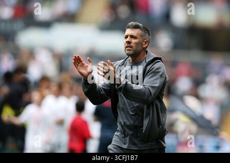 Swansea, Großbritannien. August 2025. Paulo Pezzolano, Cheftrainer/Manager des FC Watford, sieht zu. EFL Skybet Meisterschaftsspiel Swansea City gegen Watford im Stadion Swansea.com in Swansea, Wales am Samstag, 23. August 2025. Dieses Bild darf nur für redaktionelle Zwecke verwendet werden. Nur redaktionelle Verwendung, Bild von Andrew Orchard/Alamy Live News Stockfoto