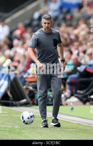 Swansea, Großbritannien. August 2025. Paulo Pezzolano, Cheftrainer/Manager des FC Watford, sieht zu. EFL Skybet Meisterschaftsspiel Swansea City gegen Watford im Stadion Swansea.com in Swansea, Wales am Samstag, 23. August 2025. Dieses Bild darf nur für redaktionelle Zwecke verwendet werden. Nur redaktionelle Verwendung, Bild von Andrew Orchard/Alamy Live News Stockfoto