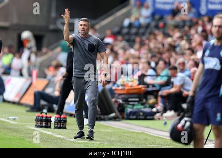 Swansea, Großbritannien. August 2025. Paulo Pezzolano, Cheftrainer/Manager des FC Watford, sieht zu. EFL Skybet Meisterschaftsspiel Swansea City gegen Watford im Stadion Swansea.com in Swansea, Wales am Samstag, 23. August 2025. Dieses Bild darf nur für redaktionelle Zwecke verwendet werden. Nur redaktionelle Verwendung, Bild von Andrew Orchard/Alamy Live News Stockfoto