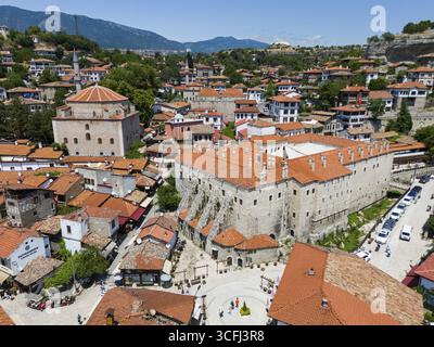 Aus der Vogelperspektive einer Altstadt mit historischen Gebäuden und einer großen Festung, aus der Vogelperspektive, links Koprulu Mehmet Pasa Camii, Koepruelue Mehmet Pasa Moschee, Stockfoto