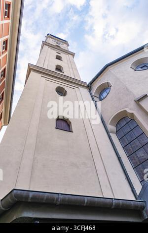 Beeindruckender Kirchturm im barocken Architekturstil, München, Deutschland Stockfoto
