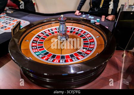 Roulette-Rad im Casino mit Dealer und Chips Stockfoto