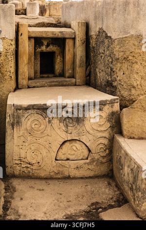 Altarstein, megalithischer Tempel von Hal Tarxien, 3250-2500 v. Chr., UNESCO-Weltkulturerbe, Tarxien, Malta Stockfoto