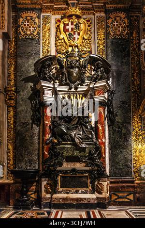 Grabdenkmal des Großmeisters Marc'Antonio Zondadari von Siena, St. John's Co-Cathedral gilt als eines der schönsten Beispiele des Hochbarockarchits Stockfoto
