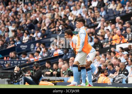 Manchester, Großbritannien. August 2025. MANCHESTER, ENGLAND - 23. AUGUST: Rodri und Phil Foden aus Manchester City während eines Spiels der Premier League 2025/26 zwischen Manchester City und Tottenham Hotspur im Etihad Stadium am 23. August 2025 in Manchester, England. (Richard Callis/SPP) Credit: SPP Sport Press Photo. /Alamy Live News Stockfoto