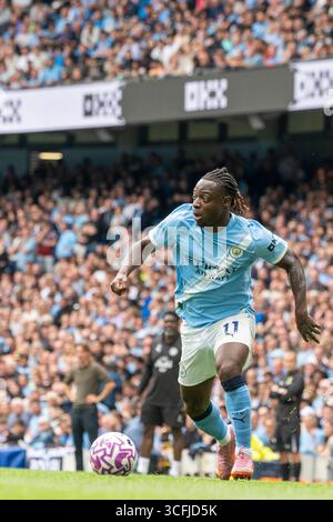 Manchester, Großbritannien. August 2025. MANCHESTER, ENGLAND - 23. AUGUST: Jérémy Doku aus Manchester City bei einem Spiel der Premier League 2025/26 zwischen Manchester City und Tottenham Hotspur im Etihad Stadium am 23. August 2025 in Manchester, England. (Richard Callis/SPP) Credit: SPP Sport Press Photo. /Alamy Live News Stockfoto