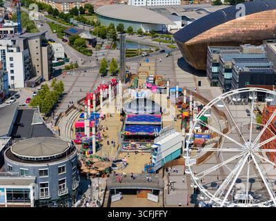 Blick auf einen Jahrmarkt neben dem Wales Millennium Centre in Cardiff Bay Stockfoto