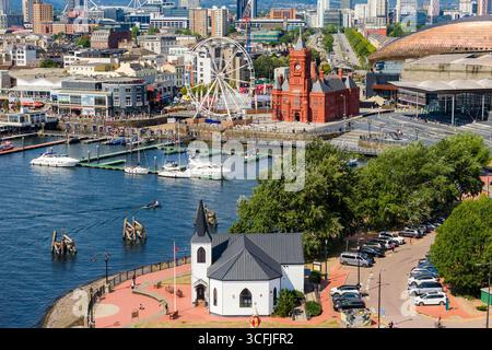 Drohnenansicht der Cardiff Bay mit der Norwegischen Kirche und dem Pierhead Building. Stockfoto