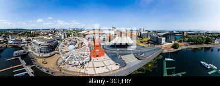 Panoramablick auf Cardiff Bay in Wales an einem sonnigen Sommertag Stockfoto