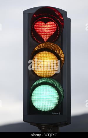 Ampeln mit grünem Licht, gelbem Licht und rotem Licht in Herzform, symbolisches Bild der Ampelkoalition, Akureyri, Island Stockfoto