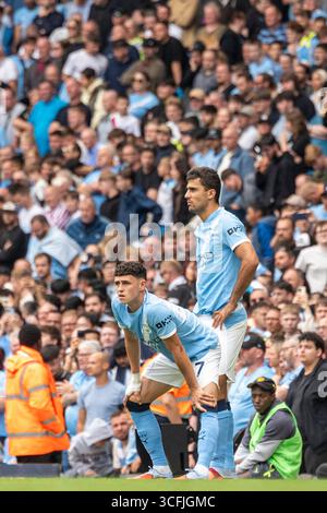 Manchester, Großbritannien. August 2025. MANCHESTER, ENGLAND - 23. AUGUST: Rodri und Phil Foden aus Manchester City bereiten sich darauf vor, als Ersatzspieler bei einem Spiel der Premier League 2025/26 zwischen Manchester City und Tottenham Hotspur im Etihad Stadium am 23. August 2025 in Manchester zu spielen. (Richard Callis/SPP) Credit: SPP Sport Press Photo. /Alamy Live News Stockfoto