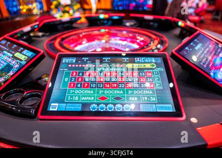 Elektronischer Roulette-Tisch mit digitalem Wettbildschirm in einem modernen Casino mit farbenfrohen Zahlen, Optionen und Jackpot-Preis. Stockfoto