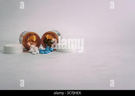 Zwei Flaschen verschreibungspflichtiger Medikamente sind ausgelaufen, von vorne gesehen. Stockfoto