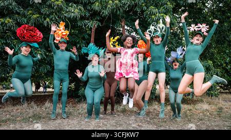 London, Großbritannien. August 2025. Die Darsteller posieren nach ihrer Show „Lady Garden“, präsentiert von Miss High Leg Kick, in einer Mischung aus Performance, Tanz und Comedy in der Welt der Blumen. Aufführungen der Greenwich Fair und Familienspaß am ersten Tag des London and Docklands International Festivals. Die Greenwich Fair ist Teil des kostenlosen GDIF-Festivals, bei dem 30 Unternehmen auftreten und 30 Jahre im Jahr 2025 feiern. Sie läuft bis zum 6. September. Quelle: Imageplotter/Alamy Live News Stockfoto