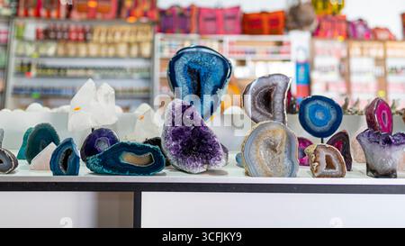 Farbenfrohe Geoden und Kristalle in einem peruanischen Geschäft. Natursteine, die für Dekoration, Heilung und spirituelle Zwecke verwendet werden, ziehen Sammler und an Stockfoto