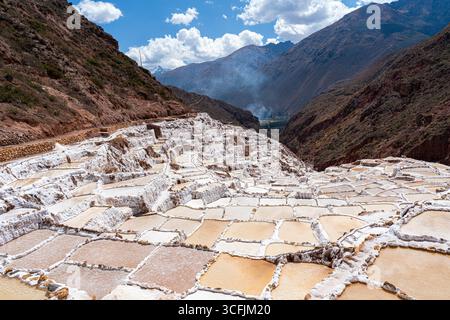 Maras Salzteiche im Heiligen Tal, Cusco, Peru. Terrassen-Verdunstungspols, die seit der Inka-Zeit verwendet werden, produzieren Salz in einem ikonischen Andenkulturerbe Stockfoto