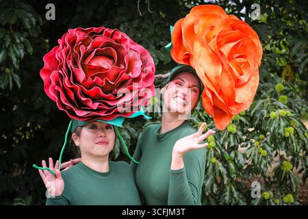 London, Großbritannien. August 2025. Die Darsteller posieren nach ihrer Show „Lady Garden“, präsentiert von Miss High Leg Kick, in einer Mischung aus Performance, Tanz und Comedy in der Welt der Blumen. Aufführungen der Greenwich Fair und Familienspaß am ersten Tag des London and Docklands International Festivals. Die Greenwich Fair ist Teil des kostenlosen GDIF-Festivals, bei dem 30 Unternehmen auftreten und 30 Jahre im Jahr 2025 feiern. Sie läuft bis zum 6. September. Quelle: Imageplotter/Alamy Live News Stockfoto