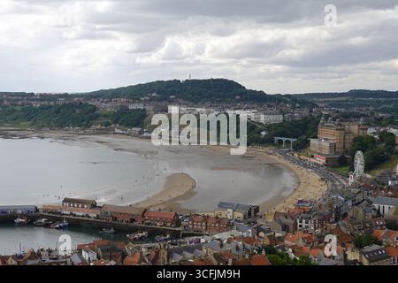 Scarborough, North Yorkshire, England, Großbritannien - Panoramablick auf den Hafen und den South Bay Beach mit Aussichtsrad, Grand Hotel und Cliff Bridge Stockfoto