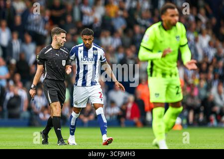 Darnell Furlong spricht mit Schiedsrichter Elliot Bell während des Sky Bet Championship-Spiels zwischen West Bromwich Albion und Portsmouth in den Hawthorns, West Bromwich am Samstag, den 23. August 2025. (Foto: Stuart Leggett | MI News) Credit: MI News & Sport /Alamy Live News Stockfoto