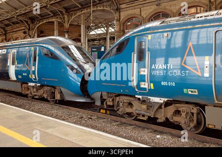 BI-Mode-Triebzüge 805010 mit 805001 am Bahnsteig 4 am Bahnhof Preston. Mittwoch, 20. August 2025. Stockfoto
