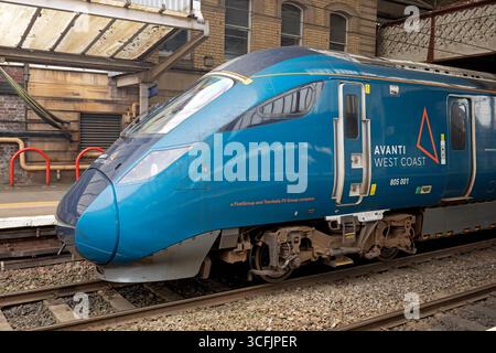 BI-Mode-Triebwagen am Bahnsteig 3 am Bahnhof Preston. Mittwoch, 20. August 2025. Stockfoto