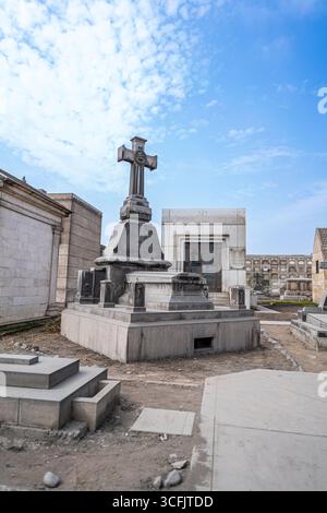 Steinkreuzdenkmal und Gräber auf dem Presbitero Maestro Friedhof in Lima Peru historische Grabstätte Architektur Denkmäler Wahrzeichen. Stockfoto