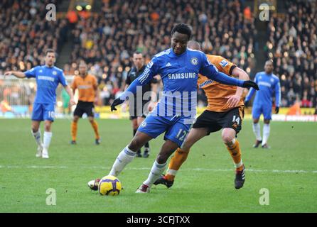 John Obi Mikel aus Chelsea und David Jones aus Wolverhampton Wanderers. Barclays Premier League - Wolverhampton Wanderers gegen Chelsea Stockfoto