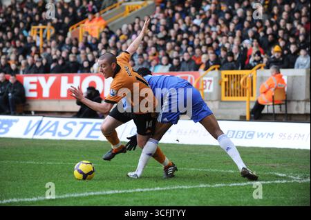 John Obi Mikel aus Chelsea und David Jones aus Wolverhampton Wanderers. Barclays Premier League - Wolverhampton Wanderers gegen Chelsea Stockfoto
