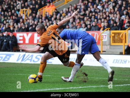 John Obi Mikel aus Chelsea und David Jones aus Wolverhampton Wanderers. Barclays Premier League - Wolverhampton Wanderers gegen Chelsea Stockfoto