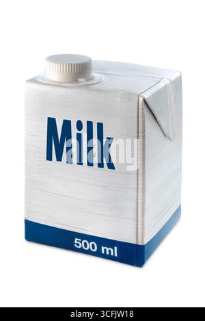 Faltschachtel mit 500 ml Milch isoliert auf weiß mit Schnittpfad im Lieferumfang enthalten Stockfoto