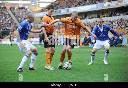 David Jones von Wolverhampton Wanderers und Kevin Foley von Wolverhampton Wanderers zwischen Leon Osman von Everton und Philip Neville von Everton. Barclays Premier League – Wolverhampton Wanderers gegen Everton Stockfoto