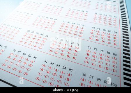 Eine Nahaufnahme eines Antwortblatts mit Bleistiftmarkierungen, die den Prozess der Prüfung oder des Ausfüllens einer Umfrage zeigt. Stockfoto