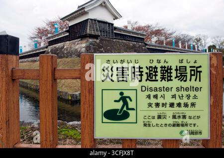 Ein Schild für die Evakuierung von „Bosai“ in japanischer, englischer, koreanischer und chinesischer Sprache im Shoryuji Castle Park (勝竜寺城公園), Nagaokakyo, Kyoto, Japan. Stockfoto