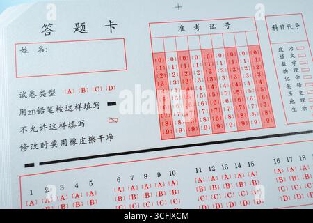 Eine Nahaufnahme eines Antwortblatts mit Bleistiftmarkierungen, die den Prozess der Prüfung oder des Ausfüllens einer Umfrage zeigt. Stockfoto