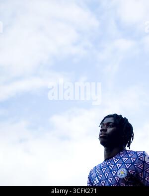London, Großbritannien. August 2025. London, England, 23. August 2025: Jeremy Monga (28 Leicester City) wärmt sich vor dem Meisterschaftsspiel zwischen Charlton Athletic und Leicester City im Valley in London auf. (Foto: Pedro Porru/Sports Press Photo/SPP) Credit: SPP Sport Press Photo. /Alamy Live News Stockfoto