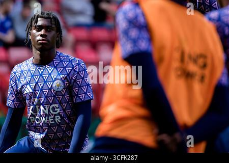 London, Großbritannien. August 2025. London, England, 23. August 2025: Jeremy Monga (28 Leicester City) wärmt sich vor dem Meisterschaftsspiel zwischen Charlton Athletic und Leicester City im Valley in London auf. (Foto: Pedro Porru/Sports Press Photo/SPP) Credit: SPP Sport Press Photo. /Alamy Live News Stockfoto